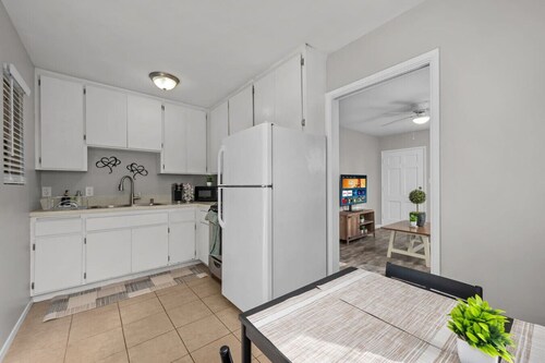 Prime North Park Stay: Walkable 95/100 + Parking!