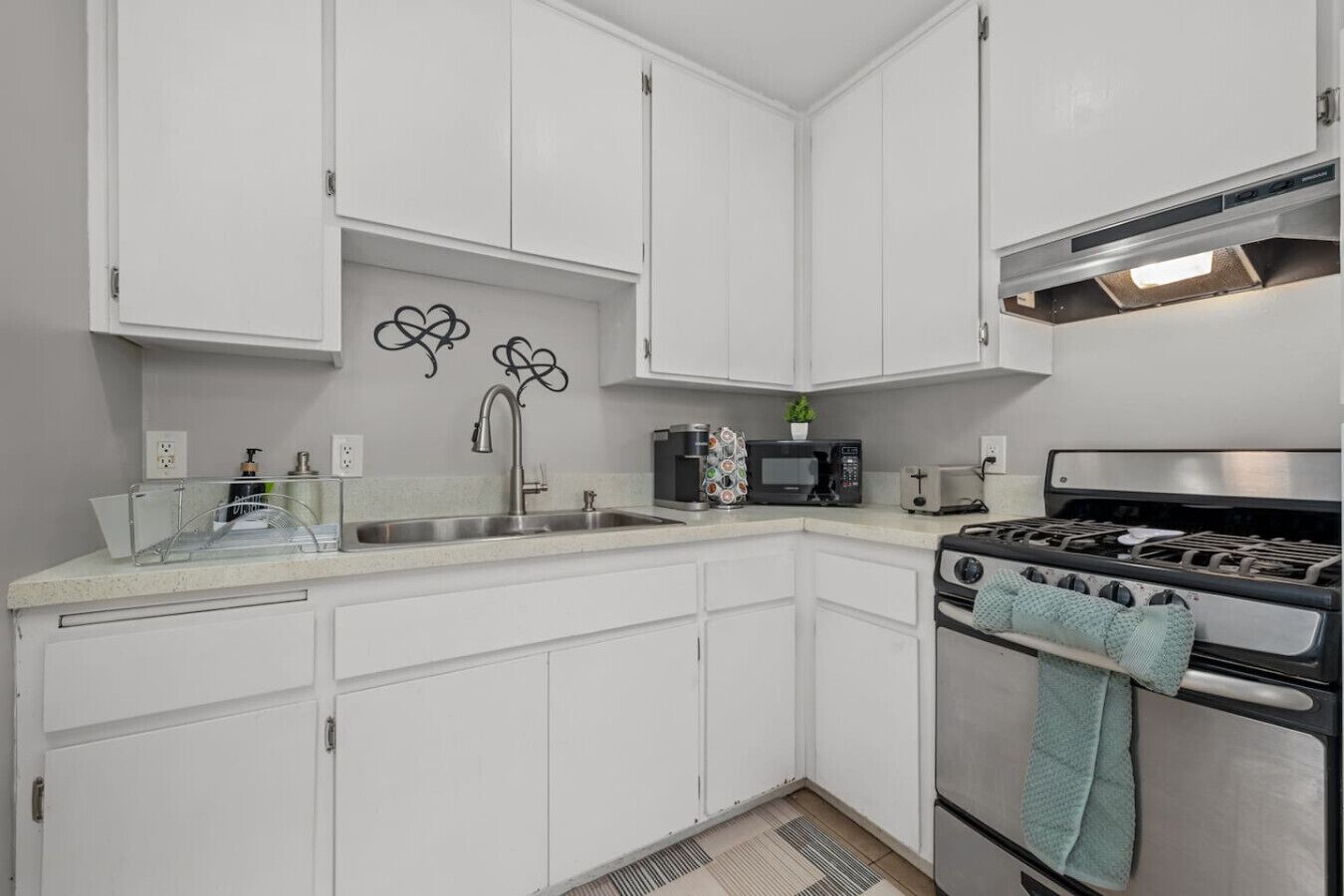 Een koelkast, een magnetron, een oven, een kookplaat