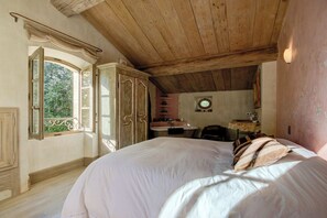 8 chambres, bureau, accès Internet, draps fournis