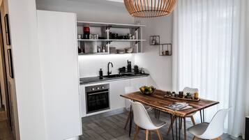 Frigorifero, microonde, forno, piano cottura