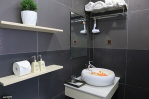Shower, hair dryer, slippers, towels - Dang's Hotel (Da Nang)
