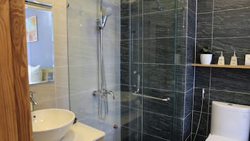 Ducha, secador de pelo, pantuflas, toallas
