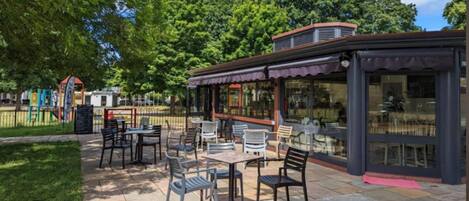 Apartment | Outdoor dining