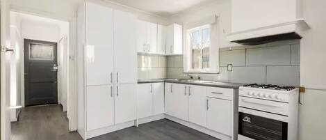 Réfrigérateur, micro-ondes, bouilloire électrique, grille-pain