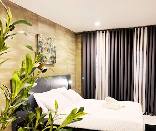 Cozy Up & Spread Out at Square Space 3605 – A Romantic Family Retreat!