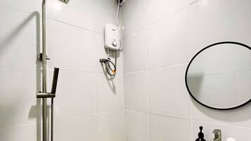 Dusche, Bidet, Handtücher, Seife