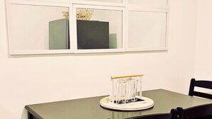 Une table à manger avec un centre de table en verre et des chaises.