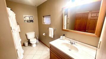 Een haardroger, handdoeken, zeep, toiletpapier