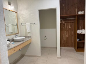 Een douche, een haardroger, handdoeken
