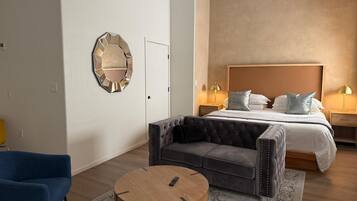 1 habitación, escritorio, tabla de planchar con plancha y ropa de cama