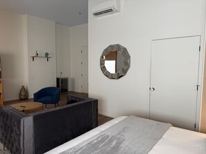 1 dormitorio, escritorio, tabla de planchar con plancha y ropa de cama