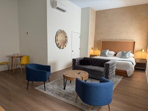 1 dormitorio, escritorio, tabla de planchar con plancha y ropa de cama