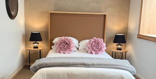 1 soverom, skrivebord, strykejern/-brett og sengetøy