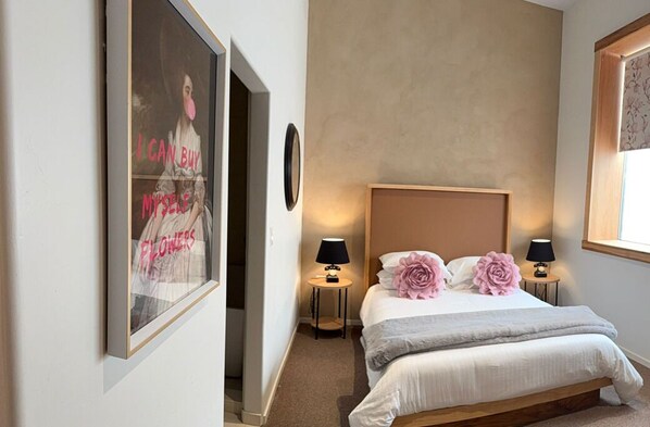 1 slaapkamer, een bureau, een strijkplank/strijkijzer, beddengoed