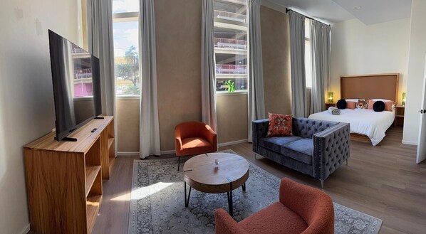 Escritorio, tabla de planchar con plancha y ropa de cama