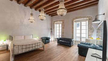 Suite estudio estándar, balcón, vista a la ciudad | Caja de seguridad en la habitación y escritorio