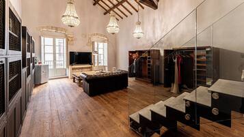 Suite Studio Luxe, balcon, vue ville | Coffres-forts dans les chambres, bureau, fer et planche à repasser