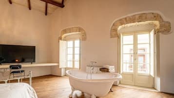 Suite Studio Panoramique, balcon, vue mer | Coffres-forts dans les chambres, bureau, fer et planche Ă repasser