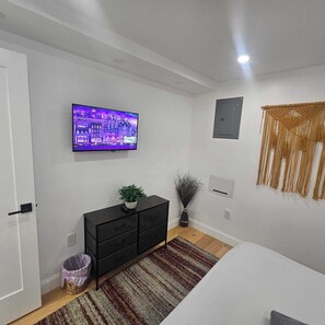 1 bedroom, iron/ironing board, WiFi, bed sheets - The Mini-Lux B. at Lower Atwells Avenue Laundry & Dishwasher Close to DT (Providence)