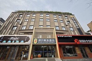 Exterior - Super 8 Hotel (Beijing University First Hospital Daxing Campus) (Beijing)