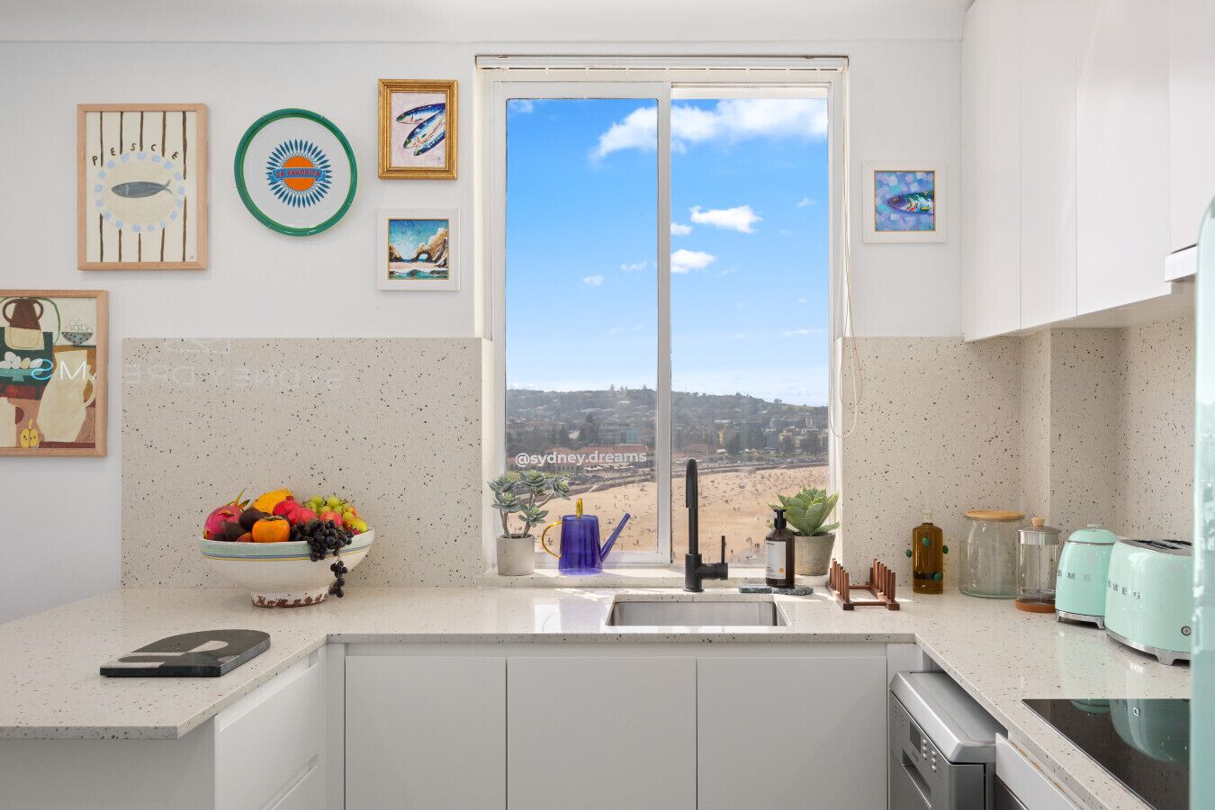 Jääkaappi, uuni, liesi, astianpesukone