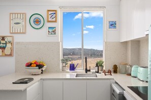 Réfrigérateur, four, plaque de cuisson, lave-vaisselle