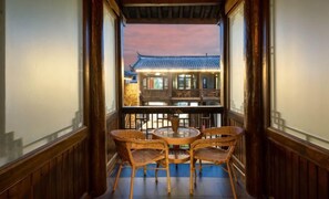 Outdoor dining - Shanyushe Renwen Boutique Inn (Lijiang)