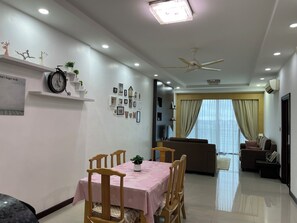 Interior - Spacious 3-bedroom apartment with AC, fitness room in charming Kuching (Kuching)