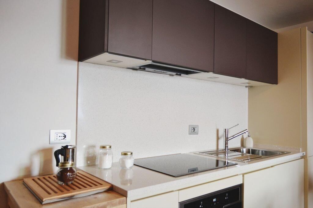 Frigorífico, horno, placa de cocina y lavavajillas