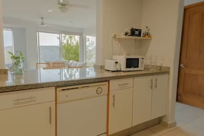 Blender, batterie de cuisine, vaisselle et ustensiles