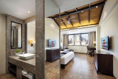 Lettry Holiday Hotel