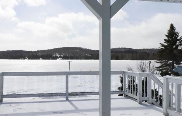 Terrace/patio - Amazing winter chalet with WiFi in Sainte-Lucie-des-Laurentides. Pets friendly. (Sainte-Lucie-des-Laurentides)