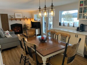 Dining - Amazing winter chalet with WiFi in Sainte-Lucie-des-Laurentides. Pets friendly. (Sainte-Lucie-des-Laurentides)