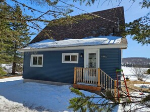 Exterior - Amazing winter chalet with WiFi in Sainte-Lucie-des-Laurentides. Pets friendly. (Sainte-Lucie-des-Laurentides)