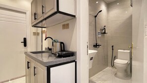 Secador de pelo, bidet, toallas, jabón