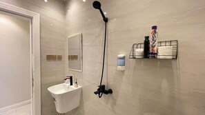 SĂšche-cheveux, bidet, serviettes fournies, savon
