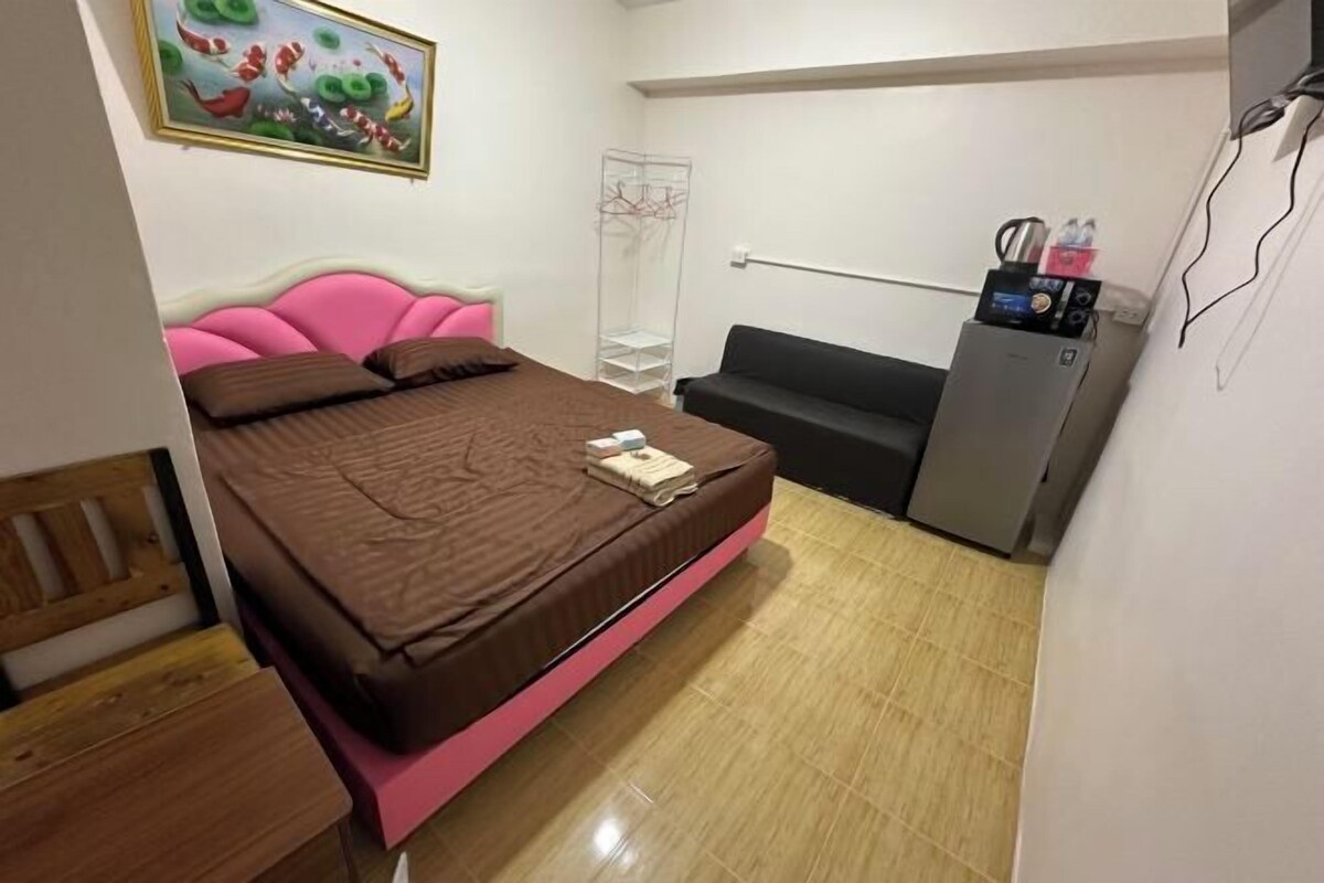 Free WiFi, bed sheets