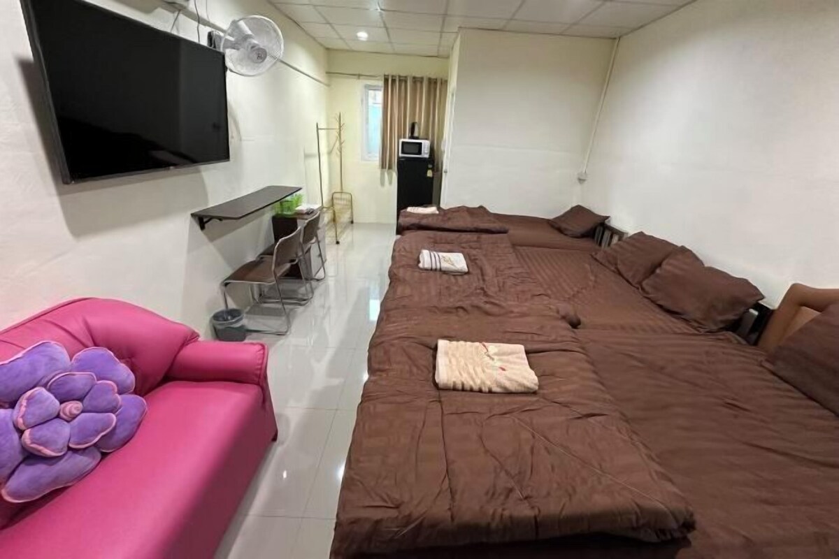 WiFi (free), bed sheets