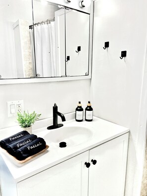 Haartrockner, Handtücher, Seife, Toilettenpapier