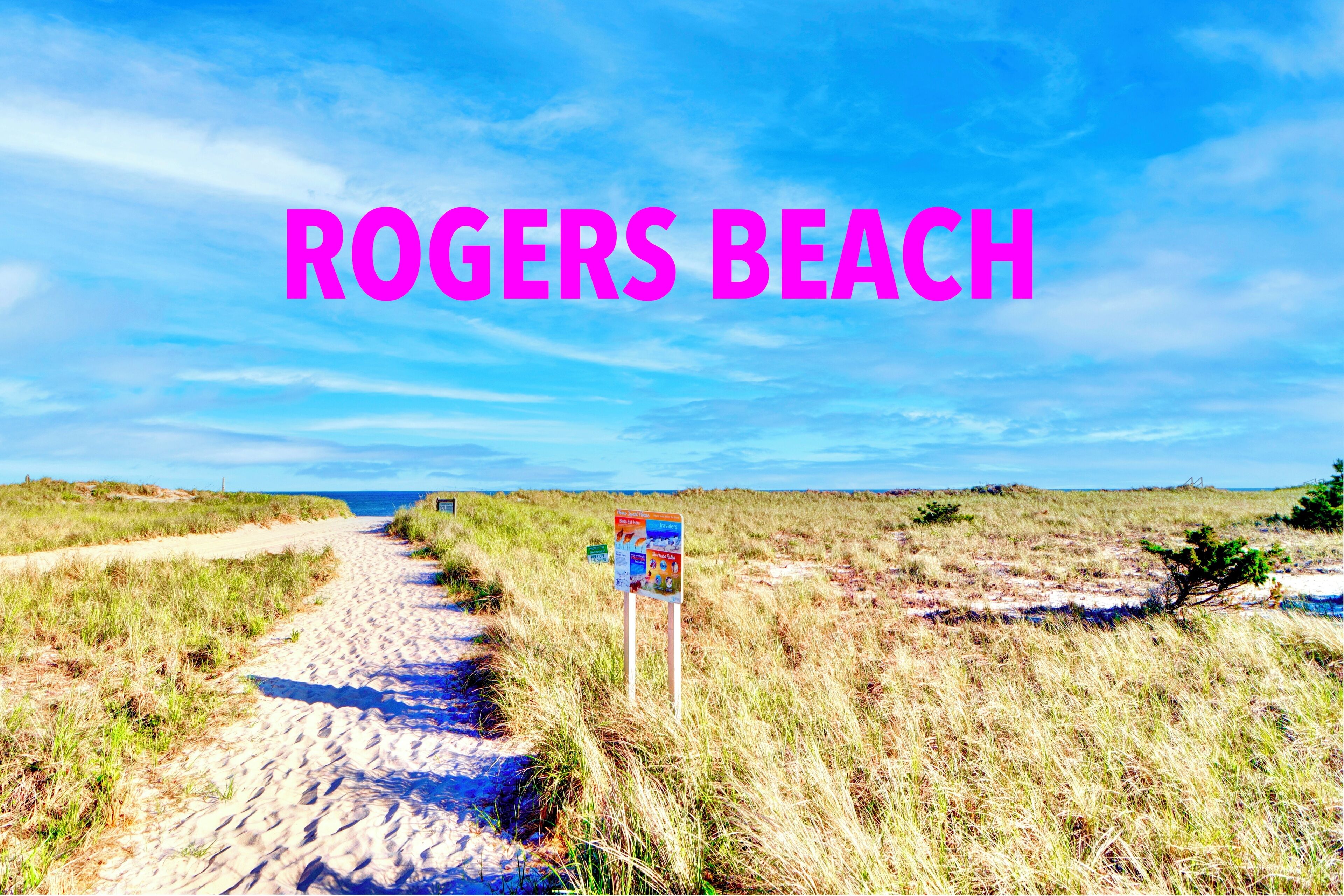 Un sentier menant à la plage et donnant sur l’océan, avec l’inscription « ROGERS BEACH » bien visible.