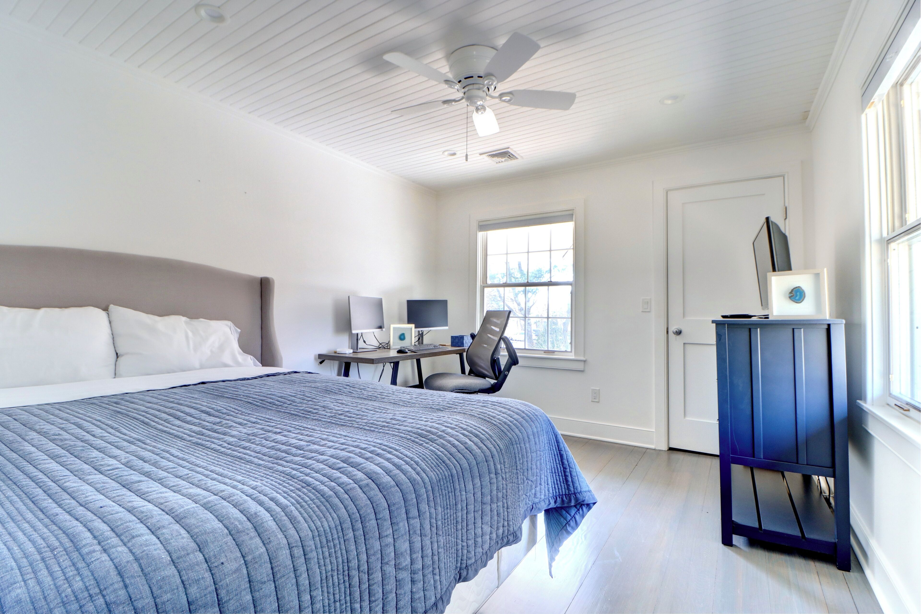 5 多间卧室、办公桌、WiFi、床单