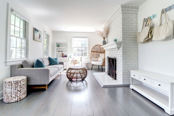 Een smart-tv, een open haard, een computerscherm en een printer