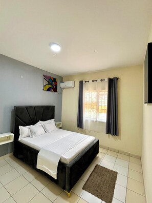 3 bedrooms, iron/ironing board, WiFi, bed sheets - Large furnished apartment in Bastos (Yaoundé)