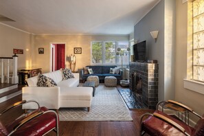 Smart-TV, Videospiele, Tischtennisplatte, Stereoanlage