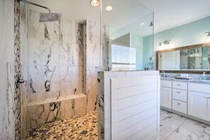 Shower, hair dryer, towels, soap - Dig'n It of Surf City! HOT TUB! 6 Bdr - 4.5 Bath (Surf City)