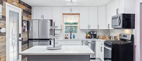 Een koelkast, een microgolfoven, een oven, een kookplaat