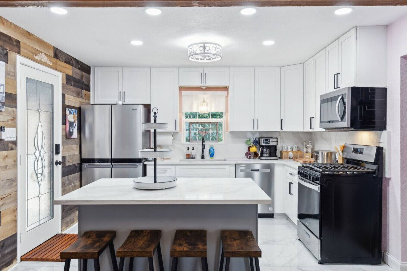 ثلاجة، ميكروويف، فرن، موقد طهي مسطح