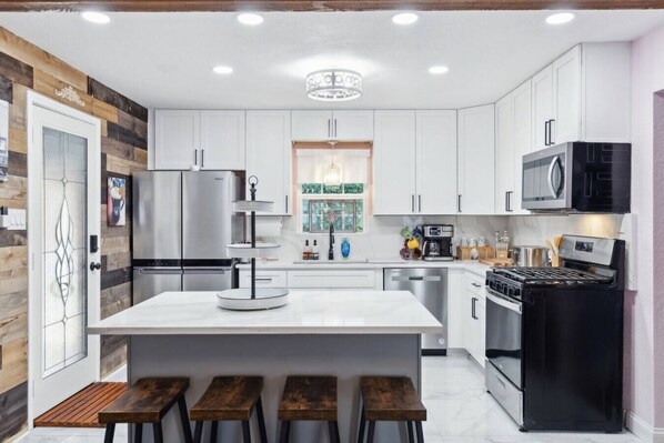 Frigorífico, microondas, horno y placa de cocina