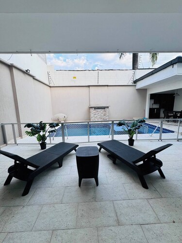 Casa en el corazon de cali con piscina cocina. Café y Melao