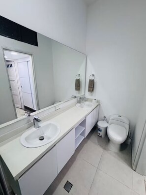 Douche, sèche-cheveux, serviettes fournies, savon